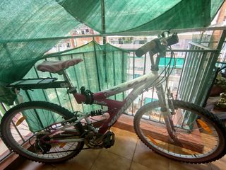 Bicicleta montaña Magna color blanco y rosa