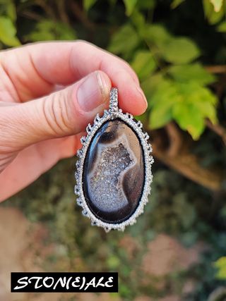 Collana con ciondolo in macrame con onice druzy