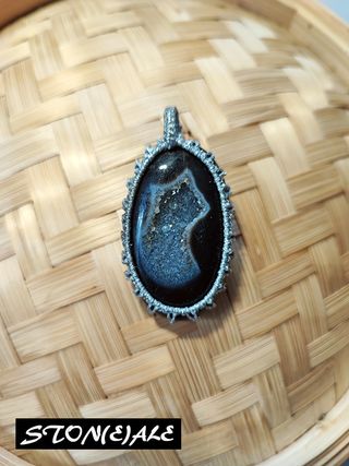 Collana con ciondolo in macrame con onice druzy