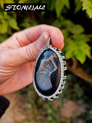 Collana con ciondolo in macrame con onice druzy