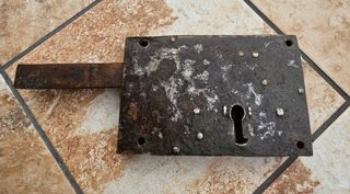 Cerradura antigua hierro