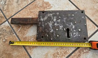 Cerradura antigua hierro