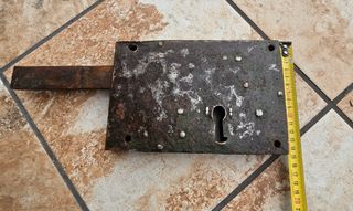 Cerradura antigua hierro