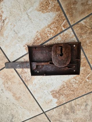 Cerradura antigua hierro