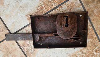 Cerradura antigua hierro