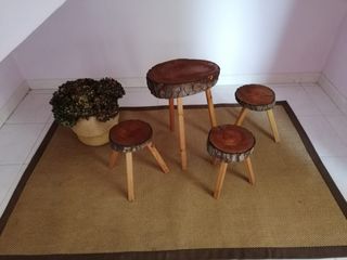 Conjunto de mesa y 3 taburetes hechos con troncos.
