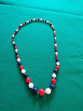 Collar cuentas rojas y azules