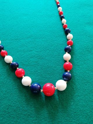 Collar cuentas rojas y azules