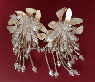 Pendientes dorados con cristales
