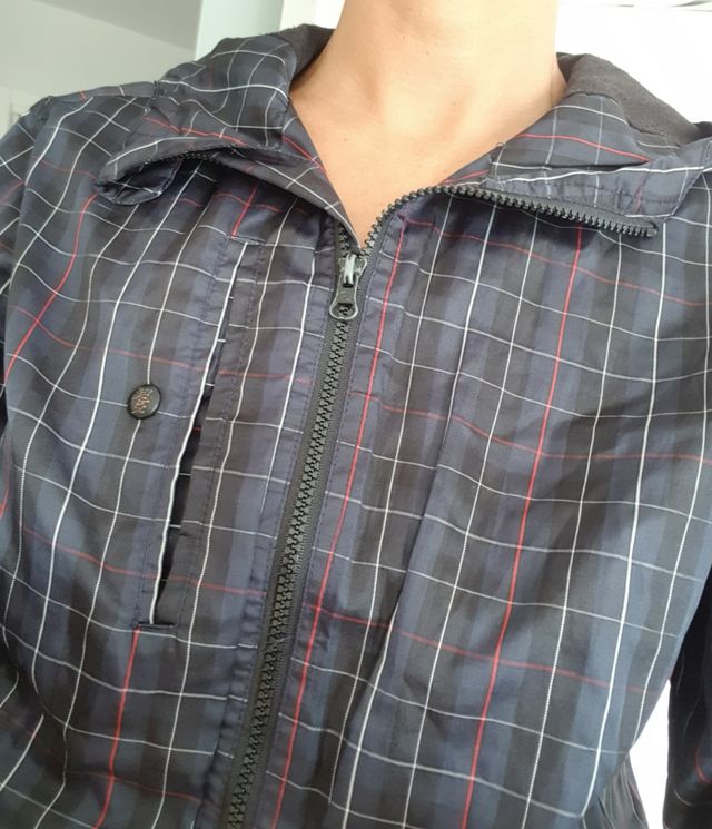 Cazadora cuadros negra con capucha