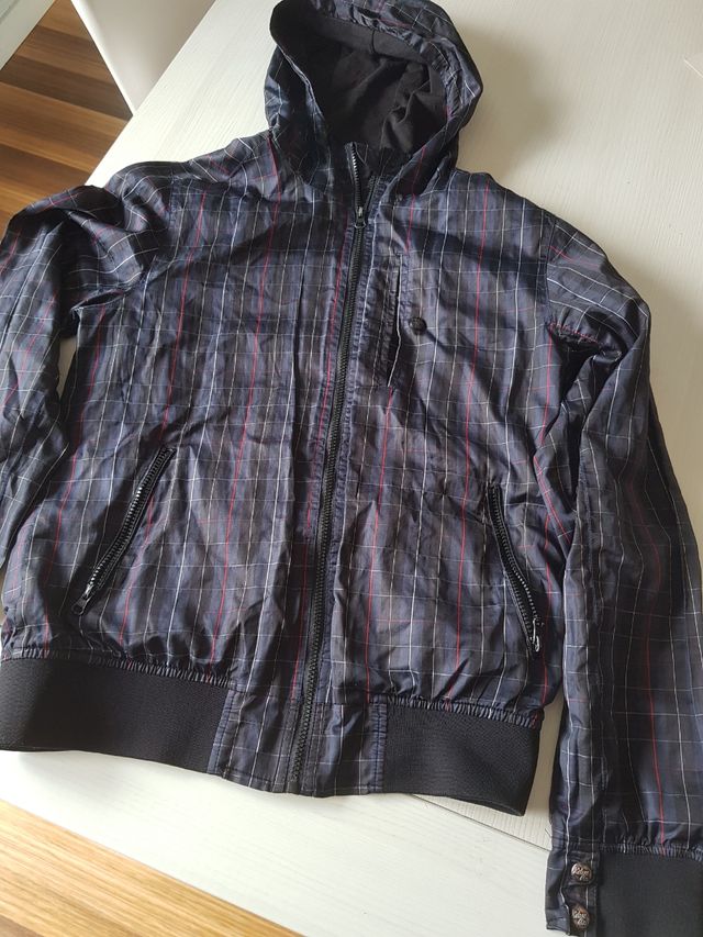 Cazadora cuadros negra con capucha