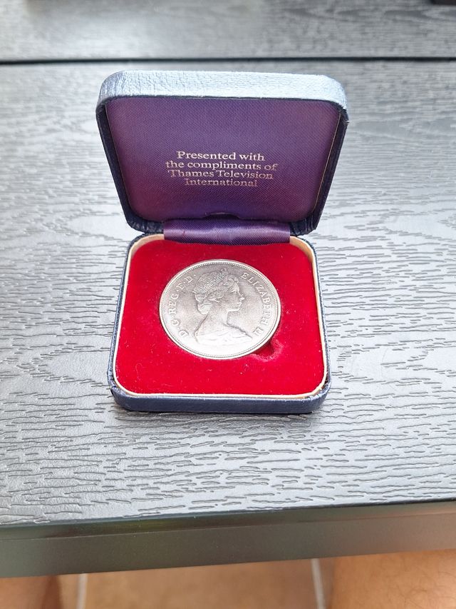 Moneda conmemorativa en estuche