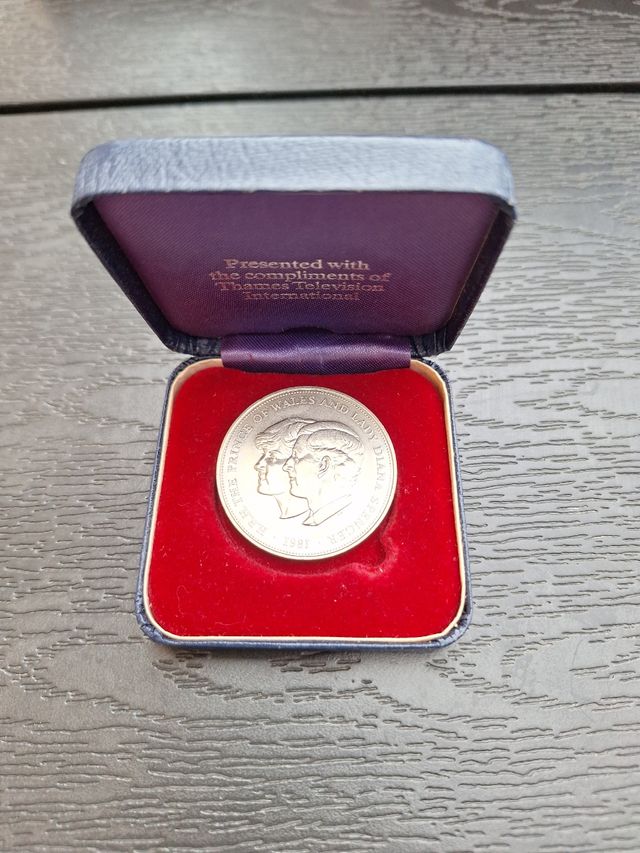 Moneda conmemorativa en estuche