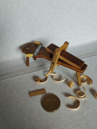 Banco de tallar en miniatura 