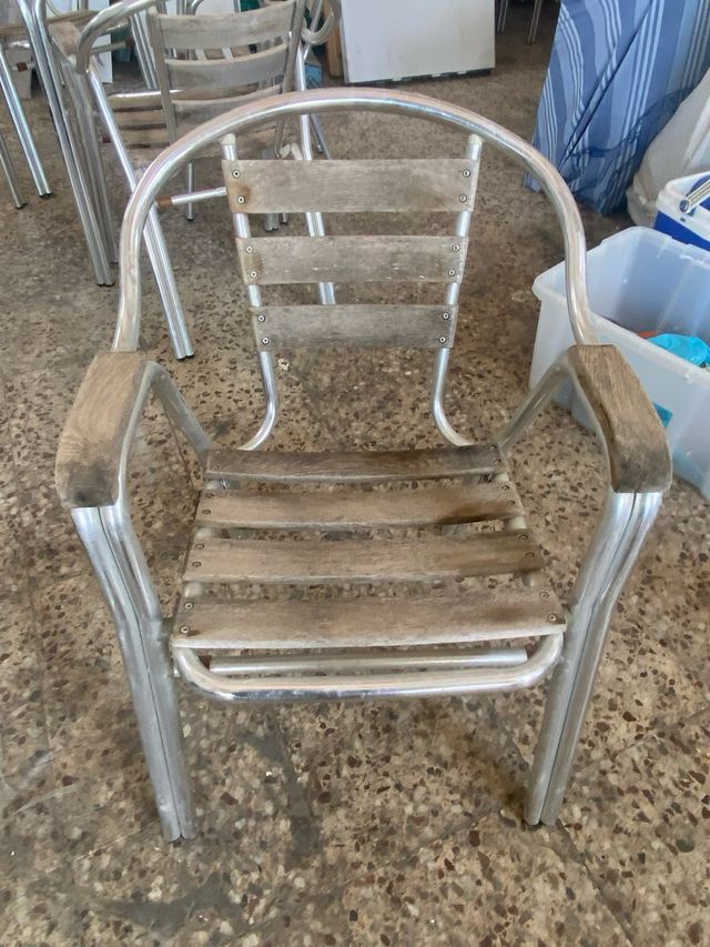 Mesa y 4 sillas de bar