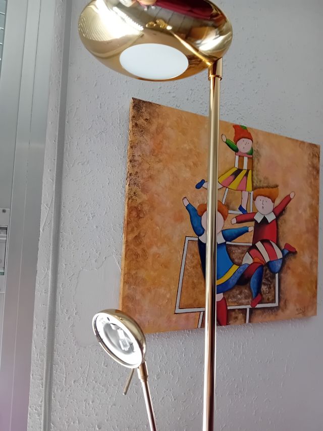 Lampada da terra dorata in metallo