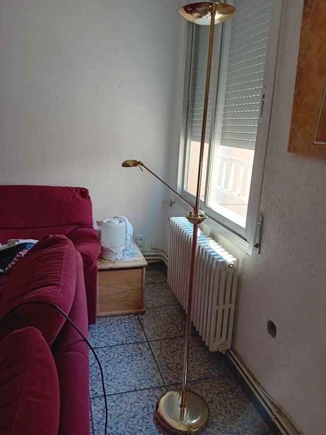 Lampada da terra dorata in metallo