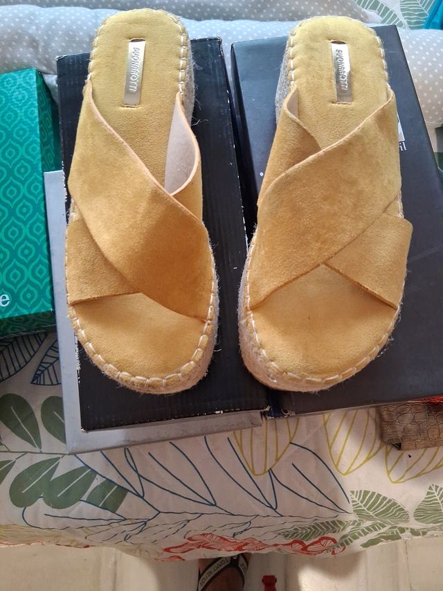 Zuecos Bullboxer amarillos