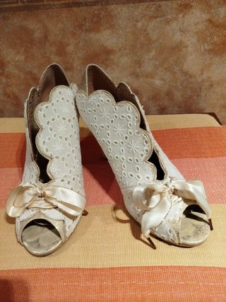 Zapatos dorados y blancos. Talla 38.