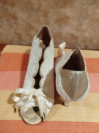 Zapatos dorados y blancos. Talla 38.