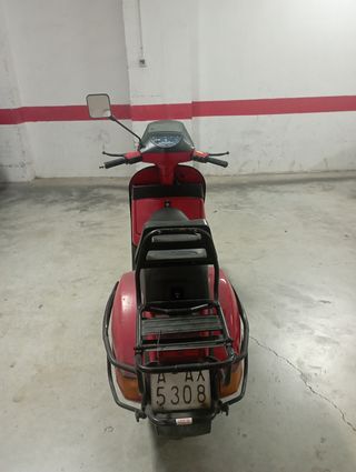 Vespa 125cc roja - clásica