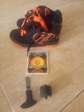 Heelys talla 32: Patines con ruedas nuevos 