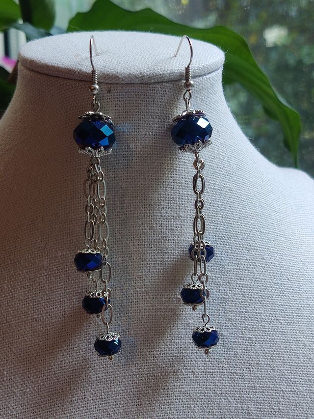 Orecchini pendenti con cristalli metallic blu