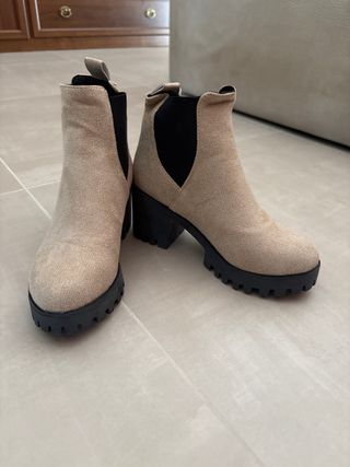 Stivaletti beige con tacco