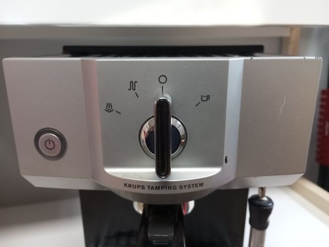 Cafetera Krups XP562 - Sistema Tamper