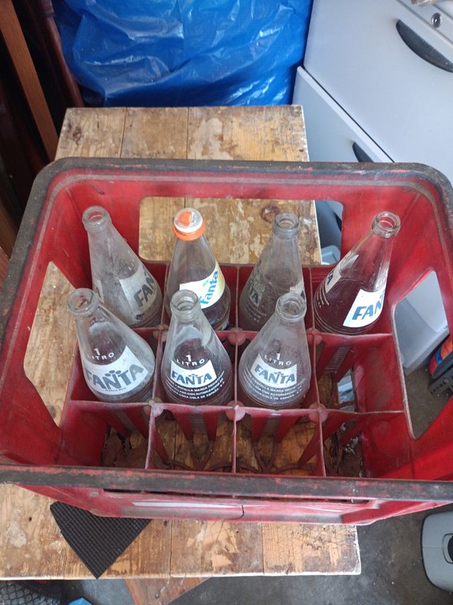Caja Coca-Cola con botellas Fanta