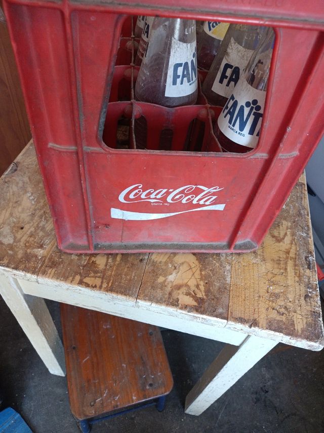 Caja Coca-Cola con botellas Fanta