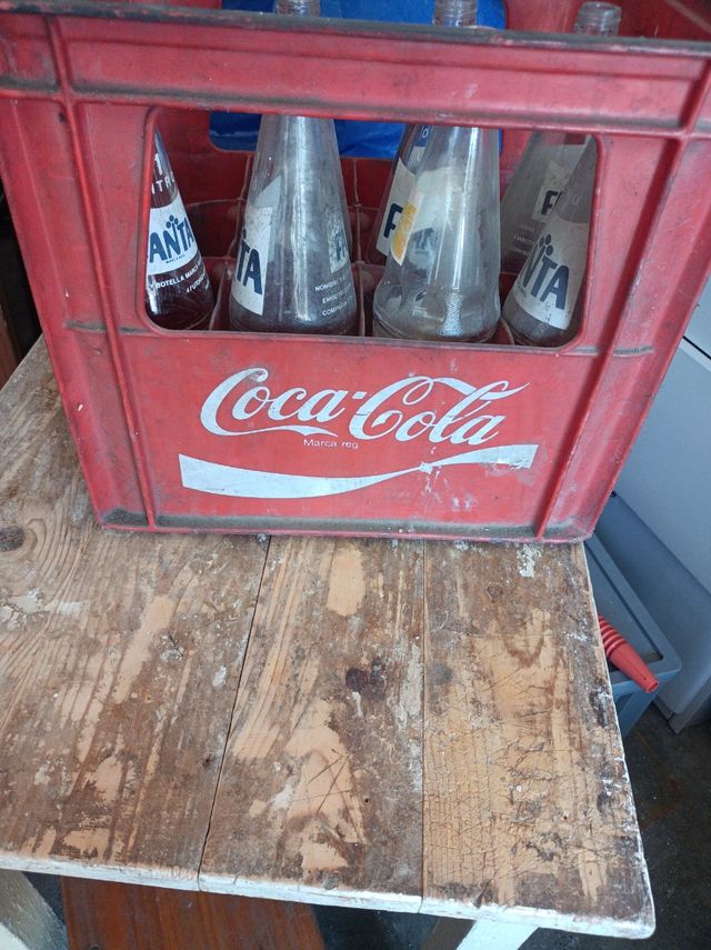 Caja Coca-Cola con botellas Fanta