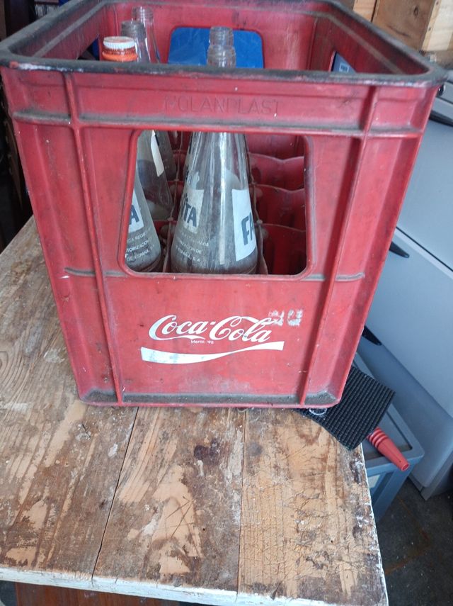 Caja Coca-Cola con botellas Fanta