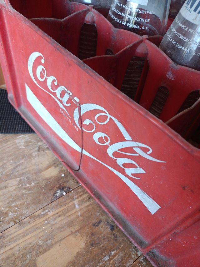 Caja Coca-Cola con botellas Fanta