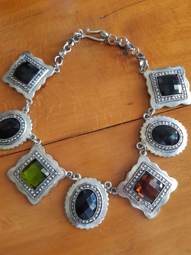 Collana con pietre nere e verdi