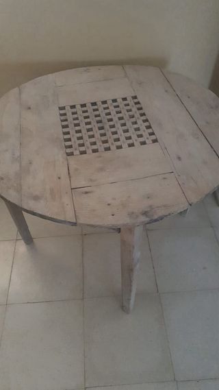 Mesa antigua de madera + cántaro