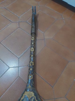 Laúd tallado a mano