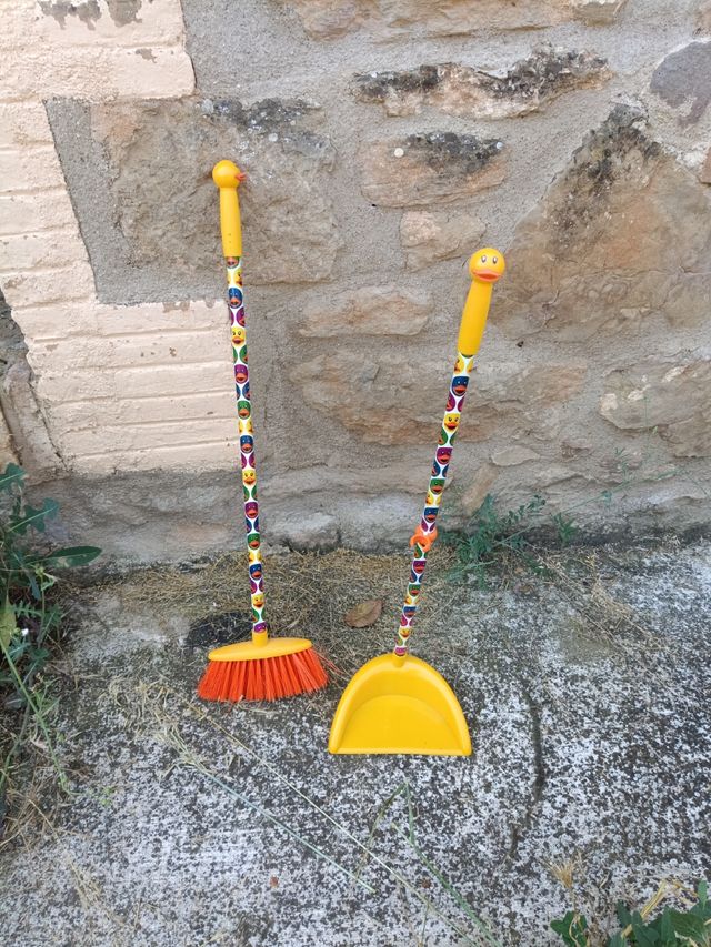 Escoba y recogedor infantiles