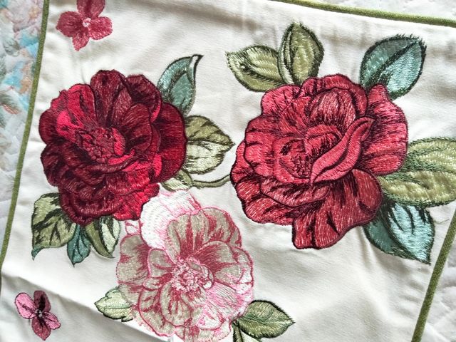 2 peças. Capas de almofadas decorativas, bordadas. ALGODÃO