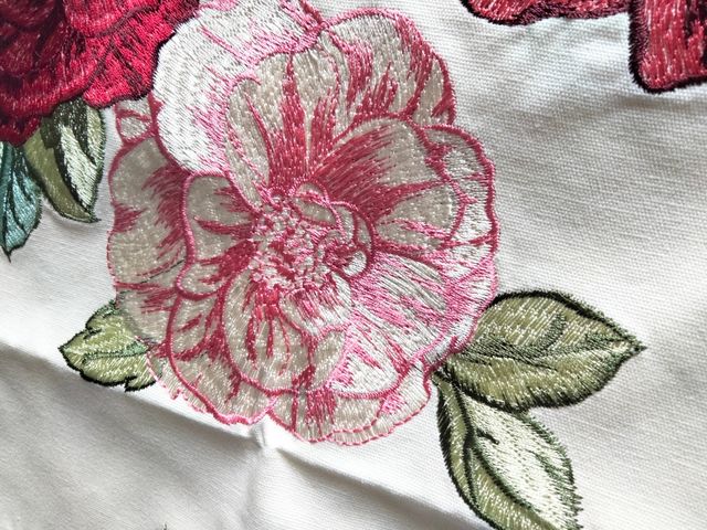 2 peças. Capas de almofadas decorativas, bordadas. ALGODÃO