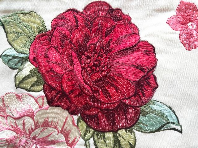 2 peças. Capas de almofadas decorativas, bordadas. ALGODÃO