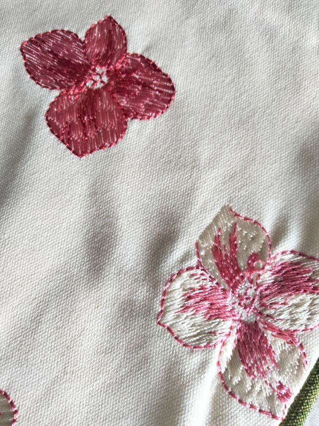 2 peças. Capas de almofadas decorativas, bordadas. ALGODÃO