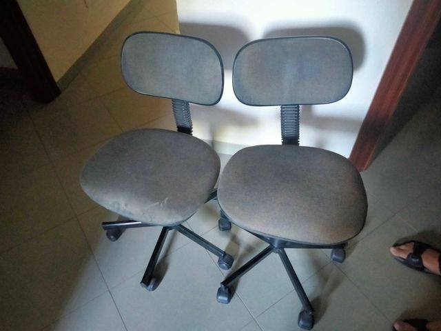 2 Sillas de escritorio.