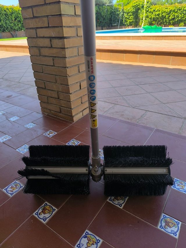 Desbrozadora Anova D226 con cepillo
