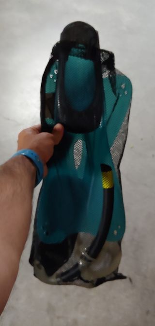 Gafas, aletas y tubo de buceo