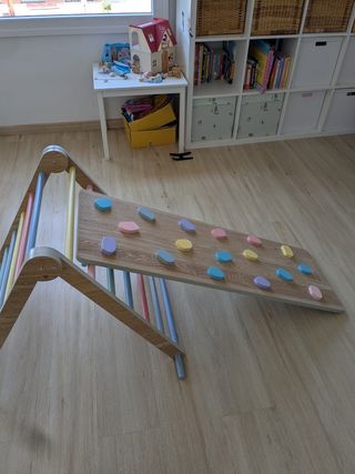 Triángulo de escalada infantil  (Pikler) + rampa.