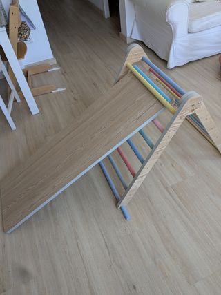 Triángulo de escalada infantil  (Pikler) + rampa.