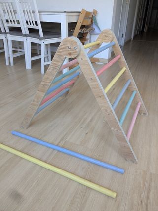 Triángulo de escalada infantil  (Pikler) + rampa.