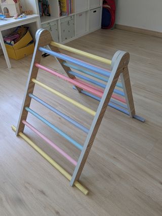 Triángulo de escalada infantil  (Pikler) + rampa.