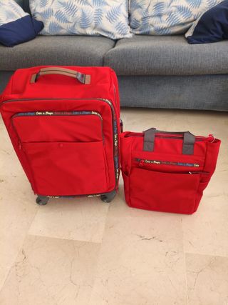 Maleta y bolso rojo viaje